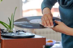 4 Steps Guide on how to Clean Vinyl Records With Windex