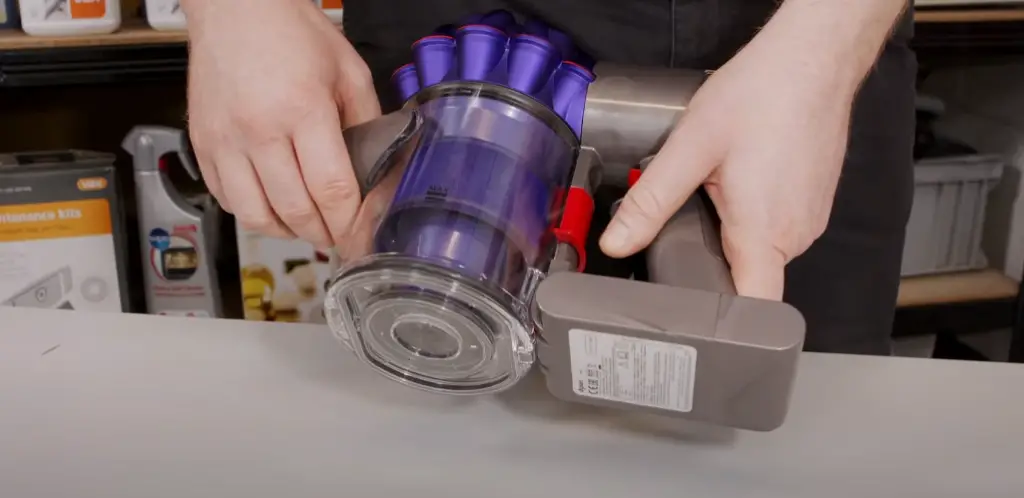 dyson v6 animal flashing yellow light